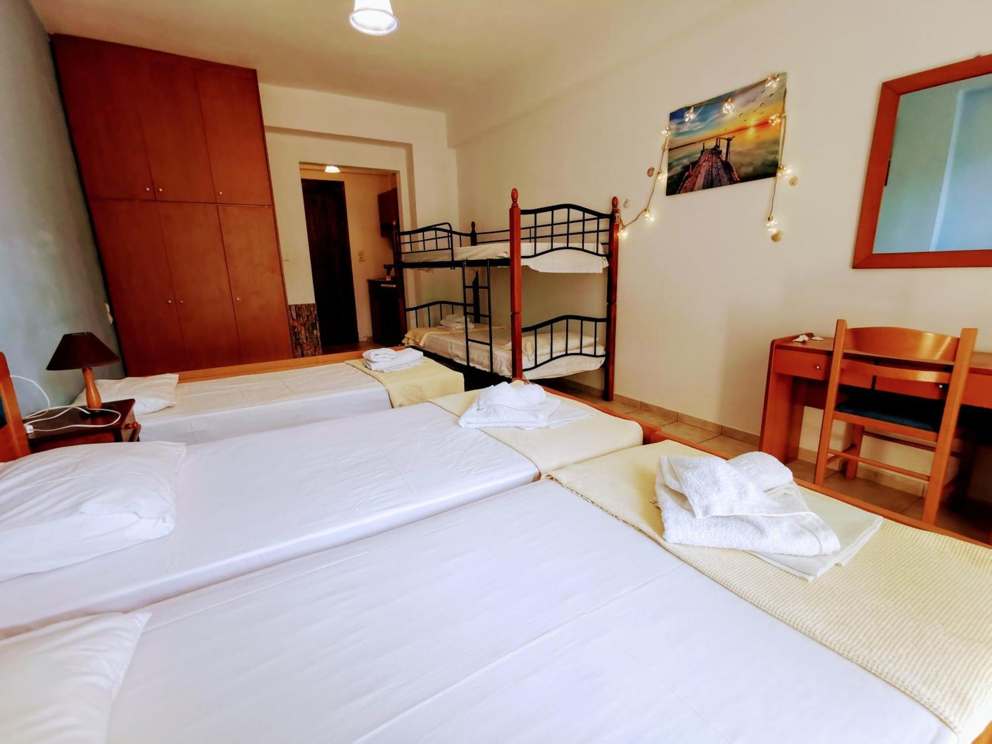 Iris Studios Ayios Nikitas Bilik gambar
