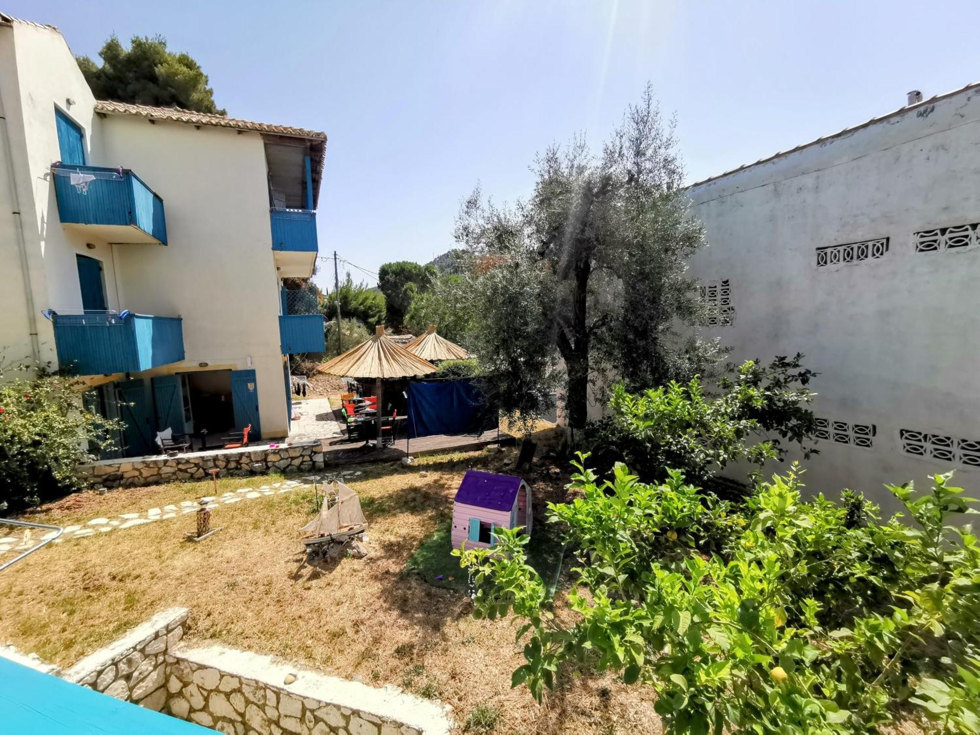 Iris Studios Ayios Nikitas Bilik gambar